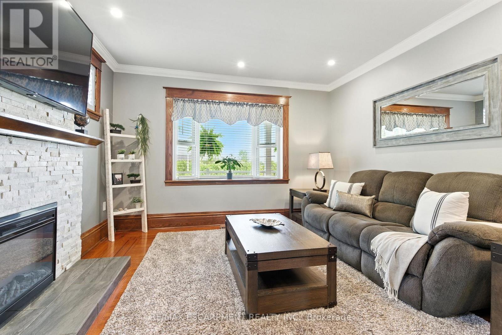 908 Highway 8, Hamilton, ON - Indoor Photo Showing Living Room With Fireplace