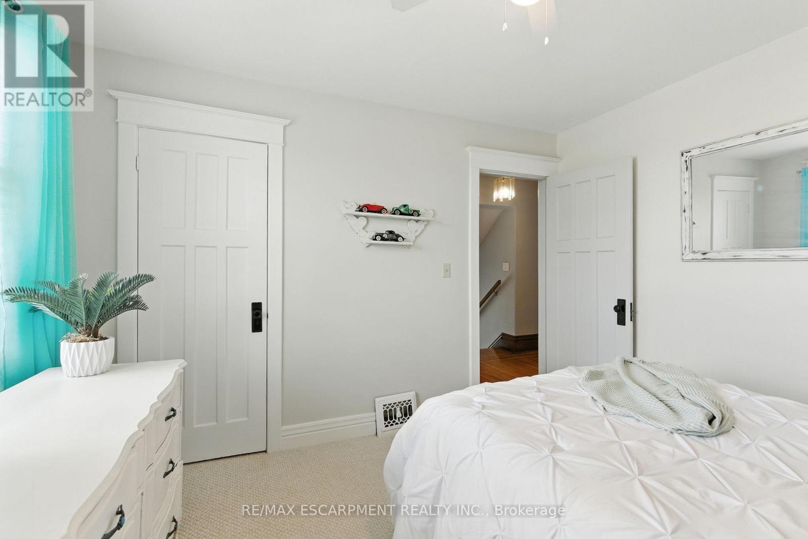 908 Highway 8, Hamilton, ON - Indoor Photo Showing Bedroom