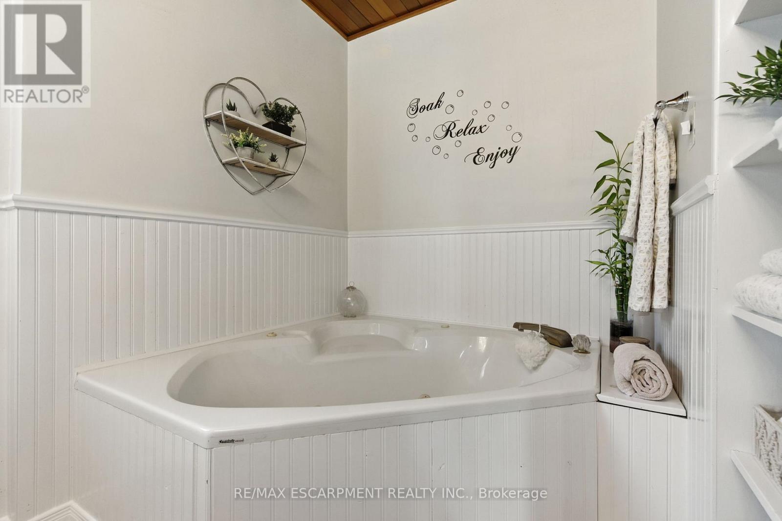 908 Highway 8, Hamilton, ON - Indoor Photo Showing Bathroom