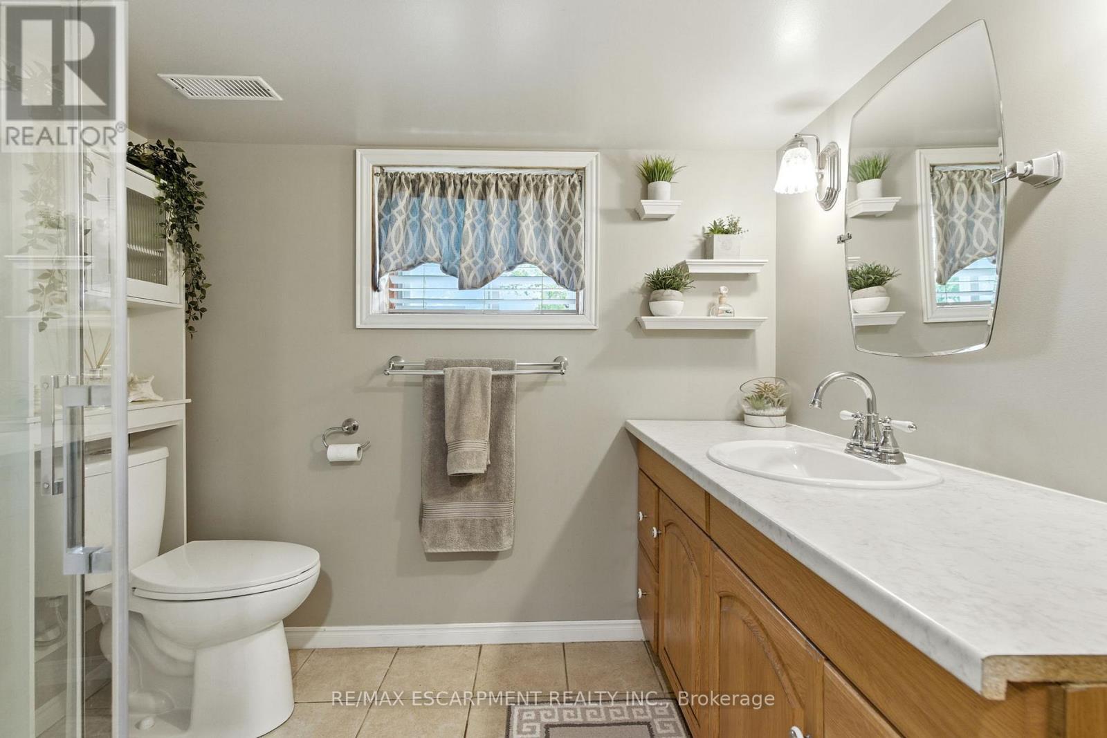 908 Highway 8, Hamilton, ON - Indoor Photo Showing Bathroom