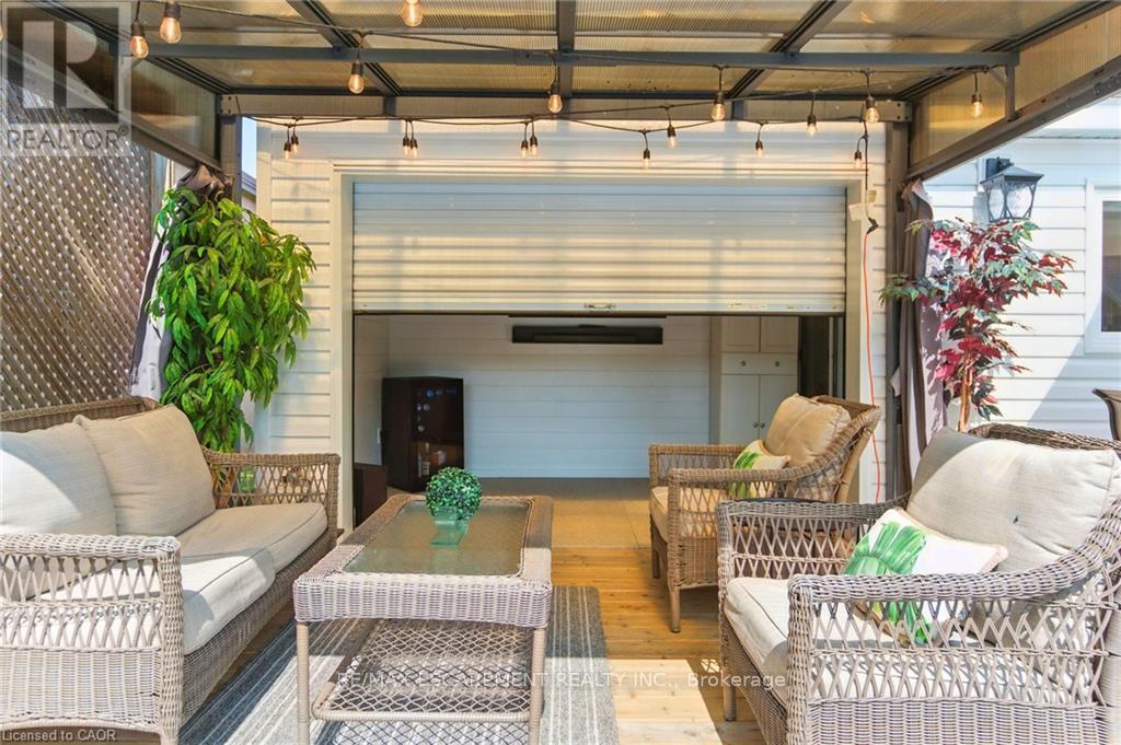 908 Highway 8, Hamilton, ON - Photo Showing Garage