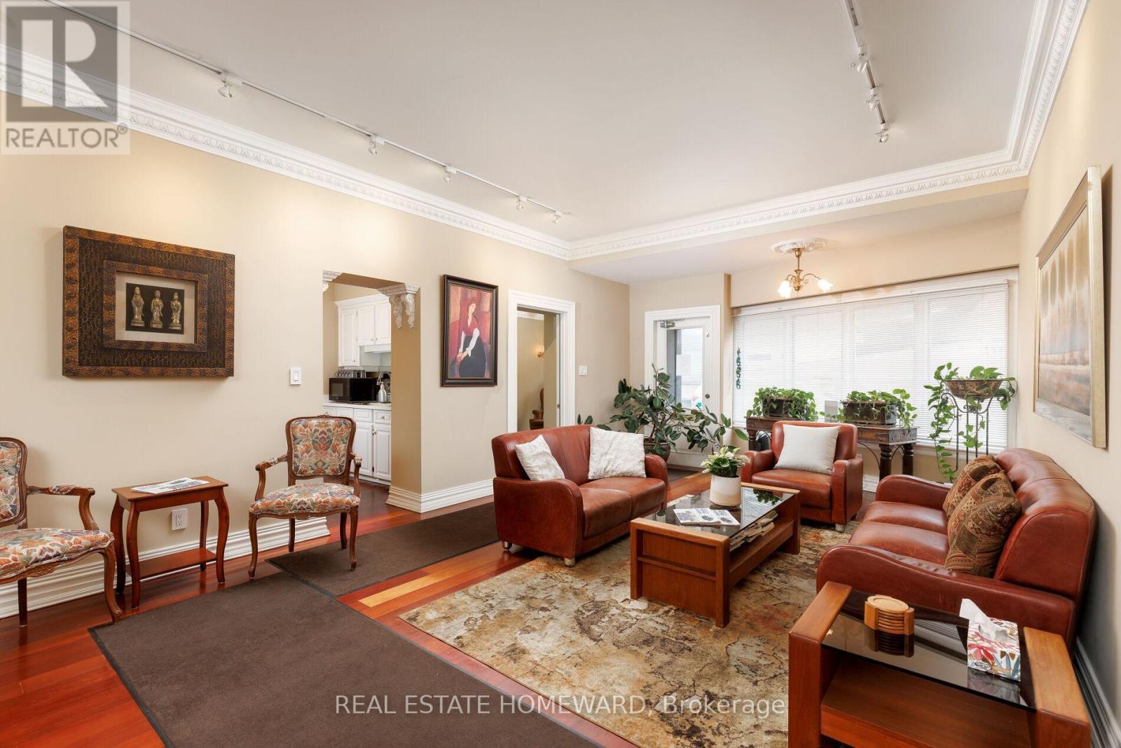 6 Main Street, Toronto, ON - Indoor Photo Showing Living Room