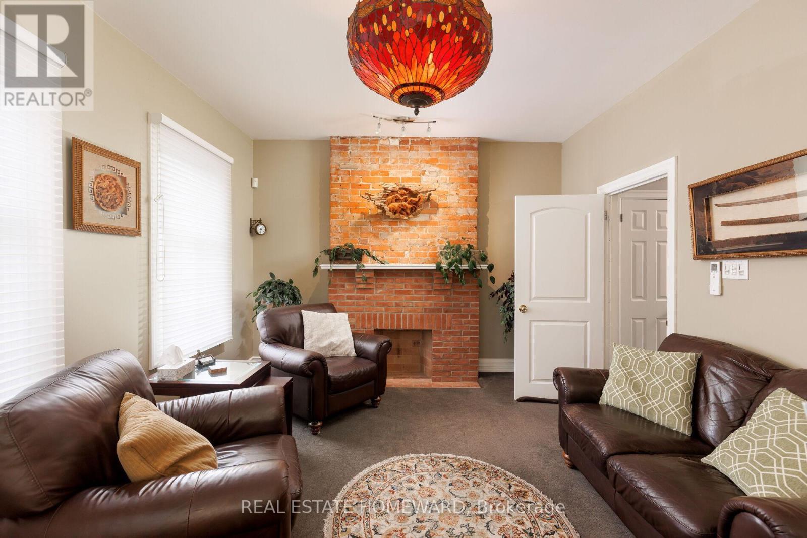 6 Main Street, Toronto, ON - Indoor Photo Showing Living Room