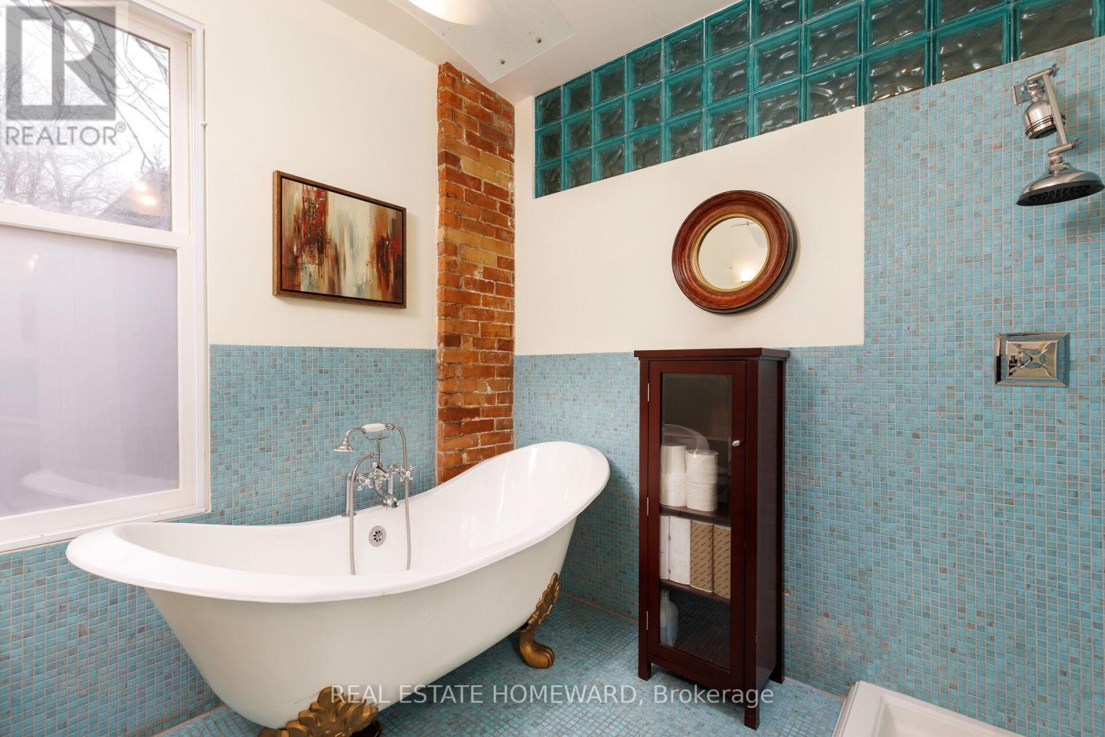 6 Main Street, Toronto, ON - Indoor Photo Showing Bathroom