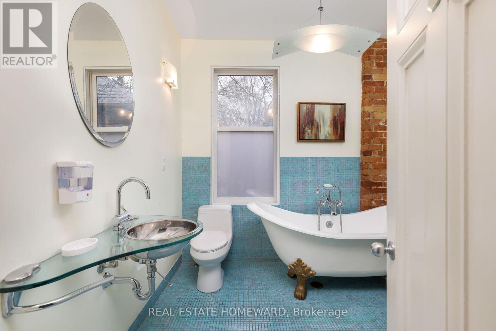 6 Main Street, Toronto, ON - Indoor Photo Showing Bathroom