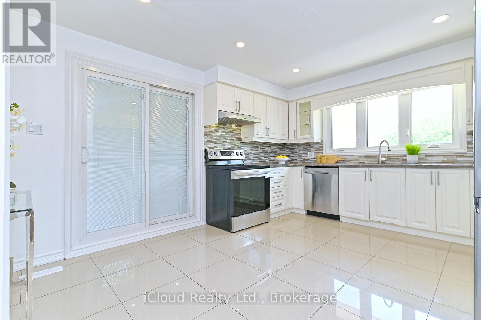 2101 Parkway Drive, Burlington, ON - Indoor Photo Showing Kitchen With Upgraded Kitchen