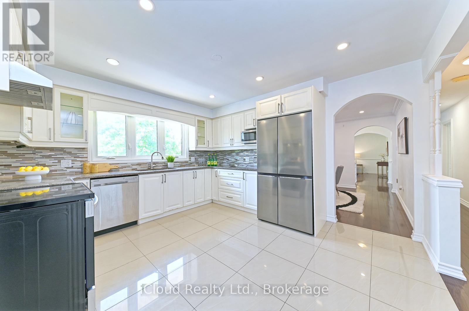 2101 Parkway Drive, Burlington, ON - Indoor Photo Showing Kitchen With Upgraded Kitchen