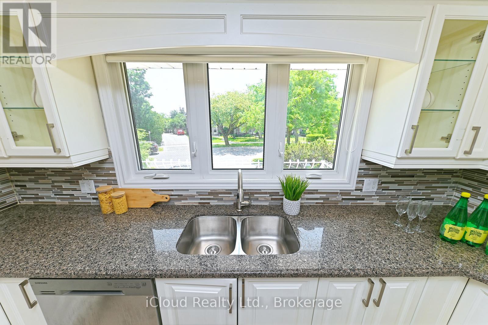 2101 Parkway Drive, Burlington, ON - Indoor Photo Showing Kitchen With Double Sink