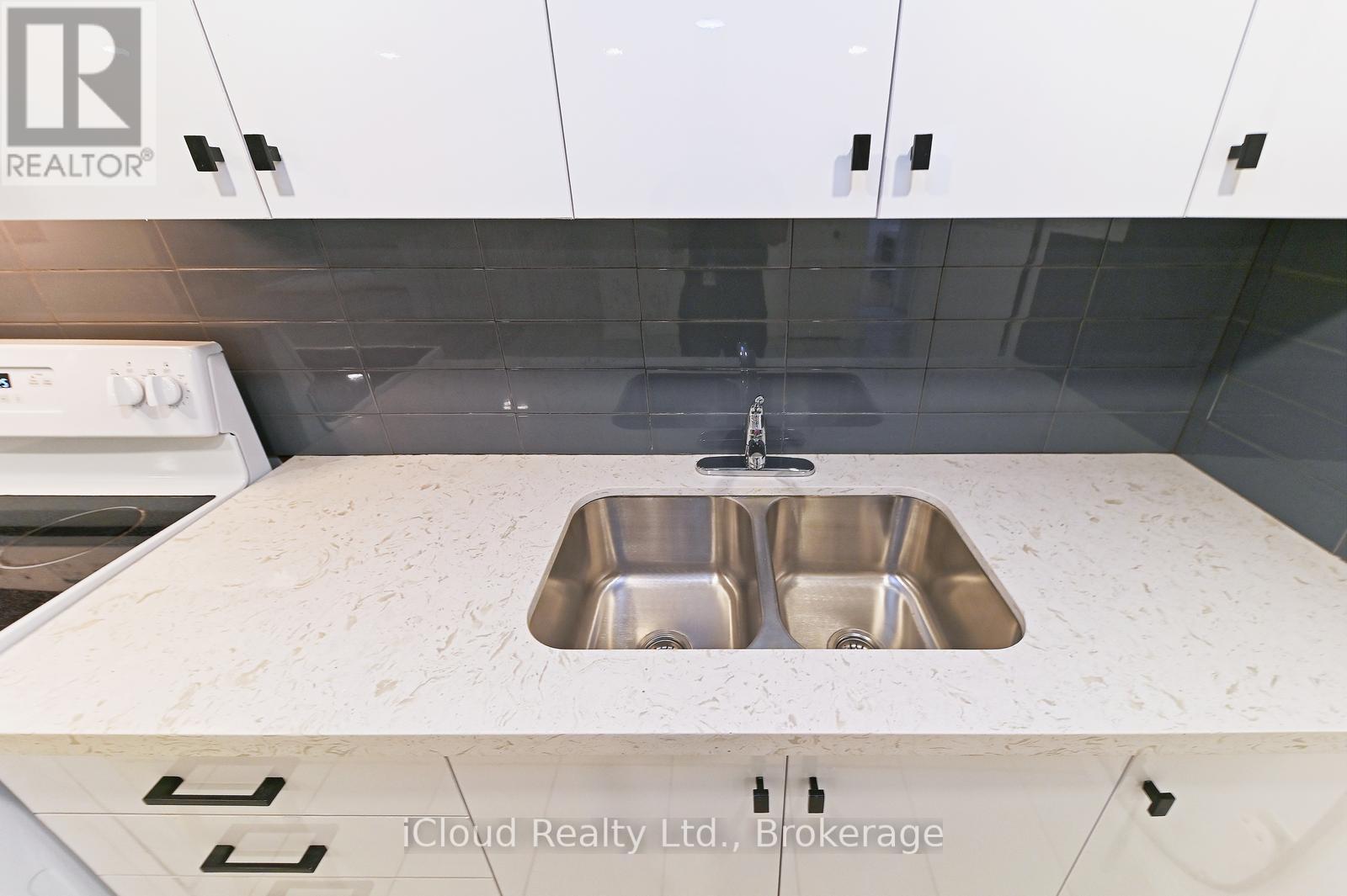 2101 Parkway Drive, Burlington, ON - Indoor Photo Showing Kitchen With Double Sink