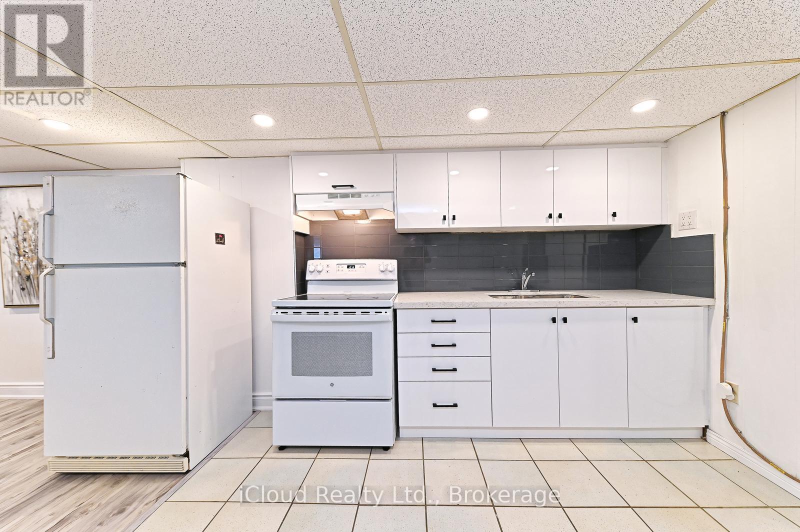 2101 Parkway Drive, Burlington, ON - Indoor Photo Showing Kitchen