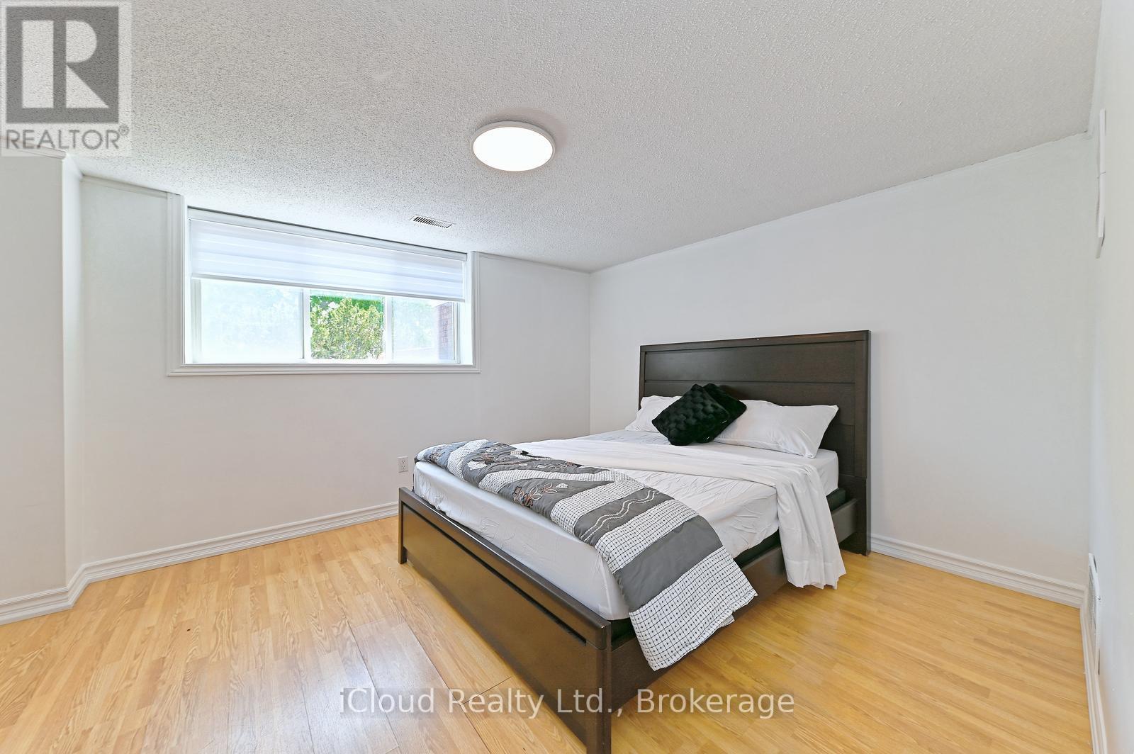 2101 Parkway Drive, Burlington, ON - Indoor Photo Showing Bedroom