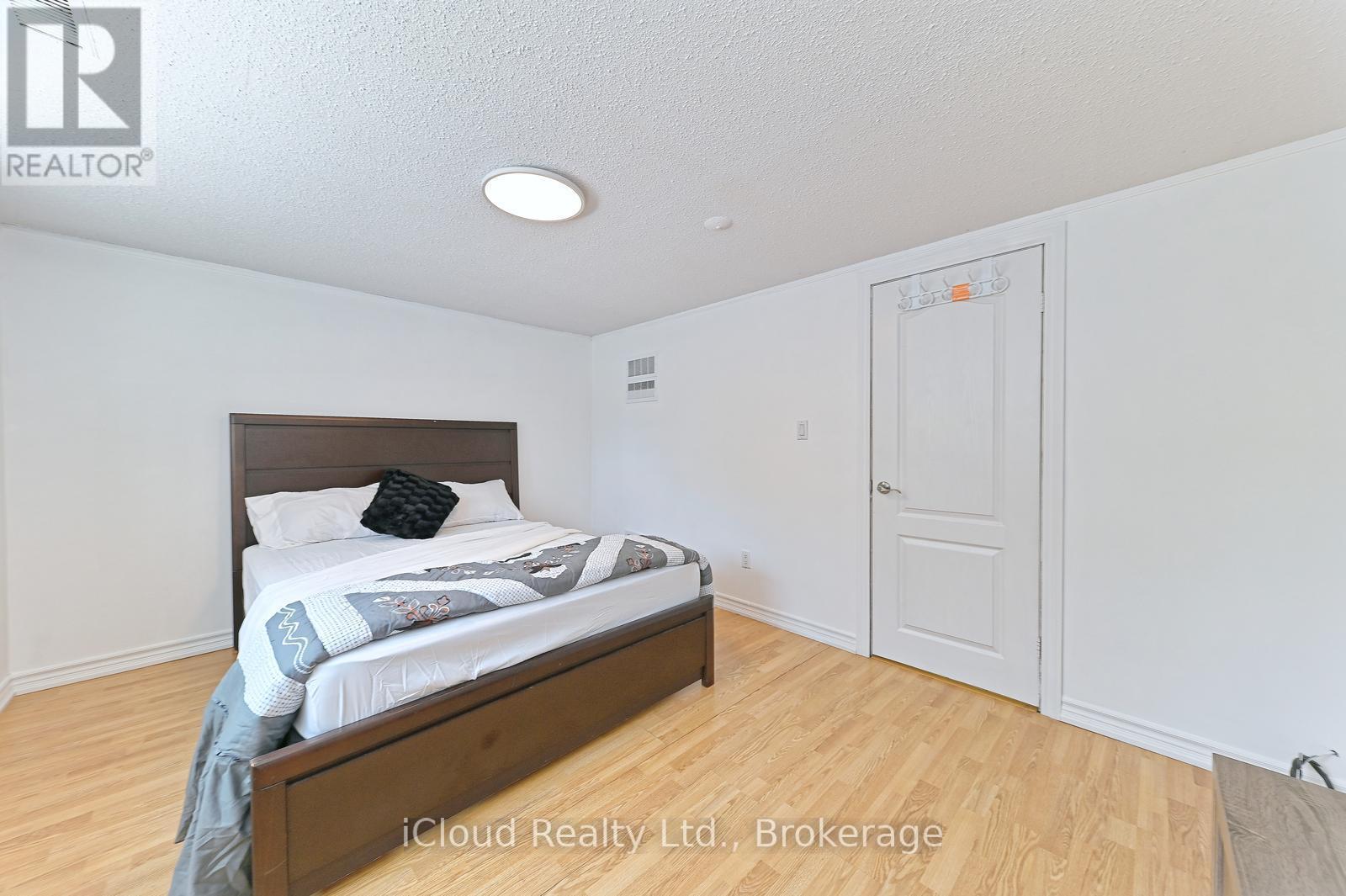 2101 Parkway Drive, Burlington, ON - Indoor Photo Showing Bedroom
