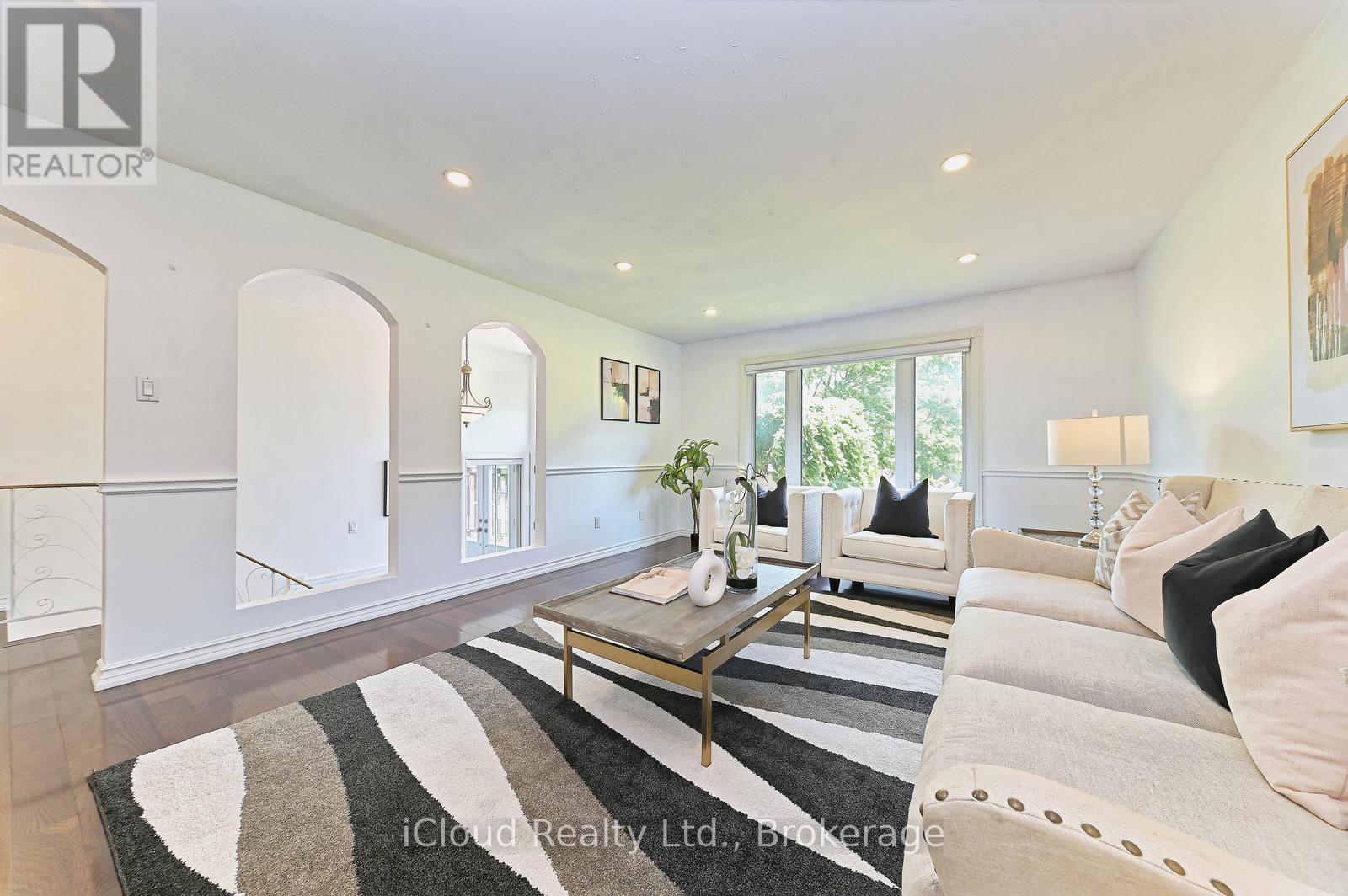 2101 Parkway Drive, Burlington, ON - Indoor Photo Showing Living Room
