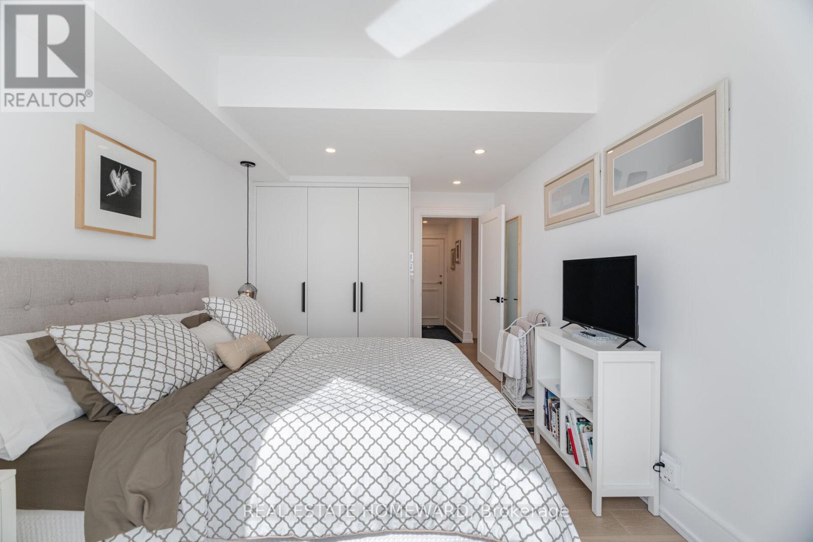 2nd bedroom w/ b/i closets - Ph2 - 10 Queens Quay W, Toronto, ON - Indoor Photo Showing Bedroom