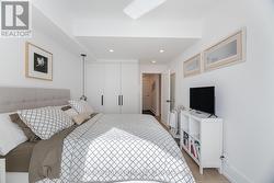 2nd bedroom w/ b/i closets -