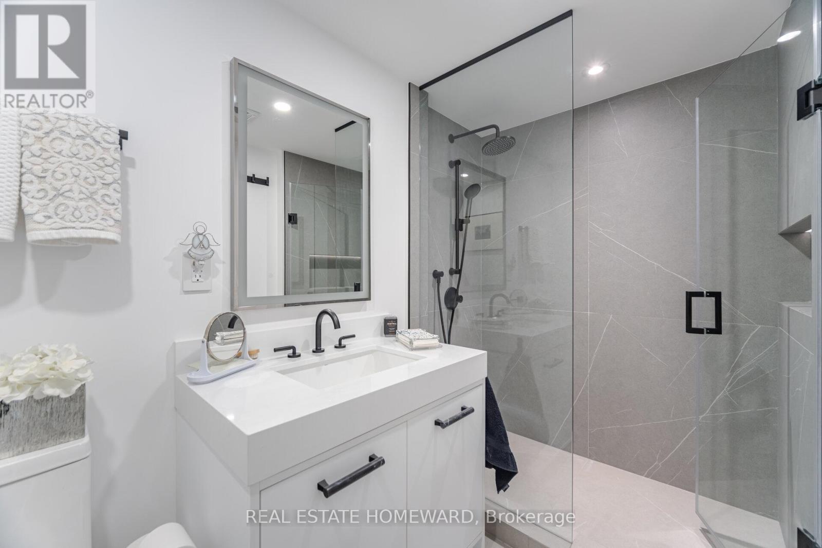 2nd Floor bathrom - Ph2 - 10 Queens Quay W, Toronto, ON - Indoor Photo Showing Bathroom
