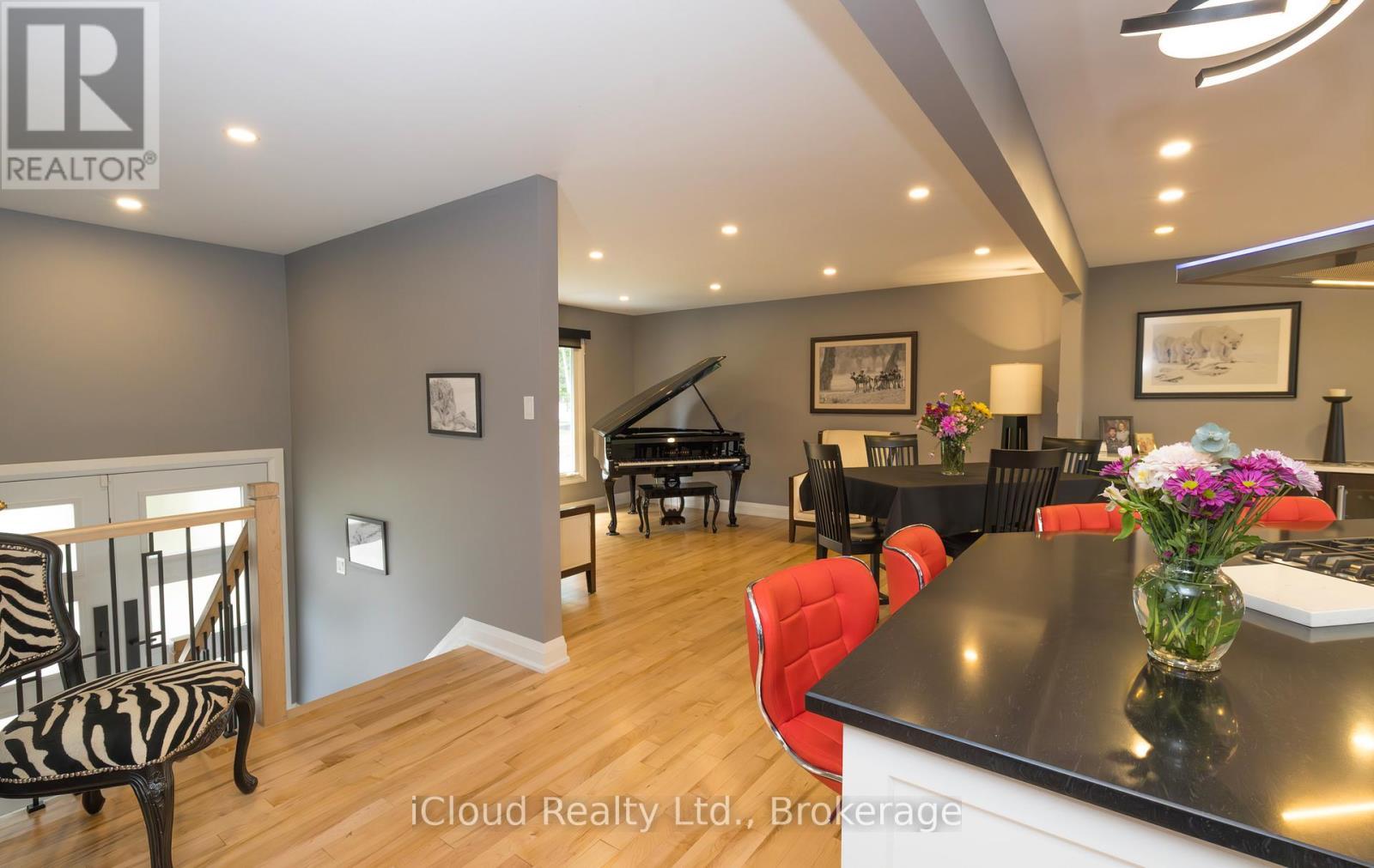 2183 Sandringham Drive, Burlington, ON - Indoor Photo Showing Dining Room