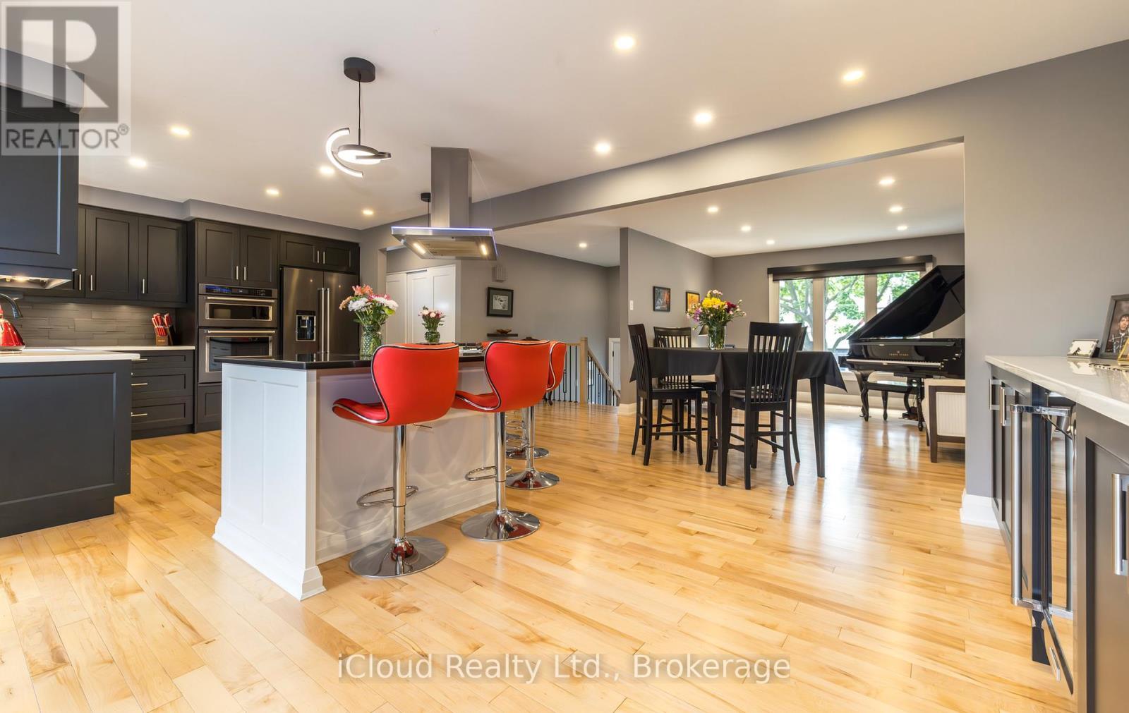 2183 Sandringham Drive, Burlington, ON - Indoor Photo Showing Kitchen With Upgraded Kitchen