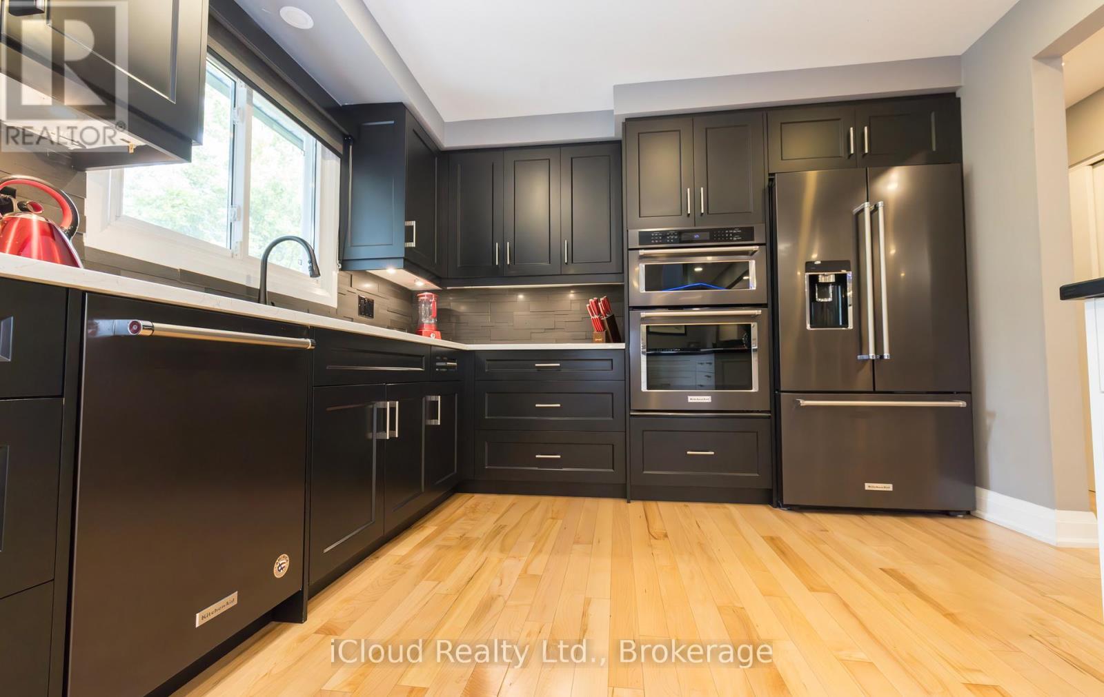 2183 Sandringham Drive, Burlington, ON - Indoor Photo Showing Kitchen With Stainless Steel Kitchen With Upgraded Kitchen