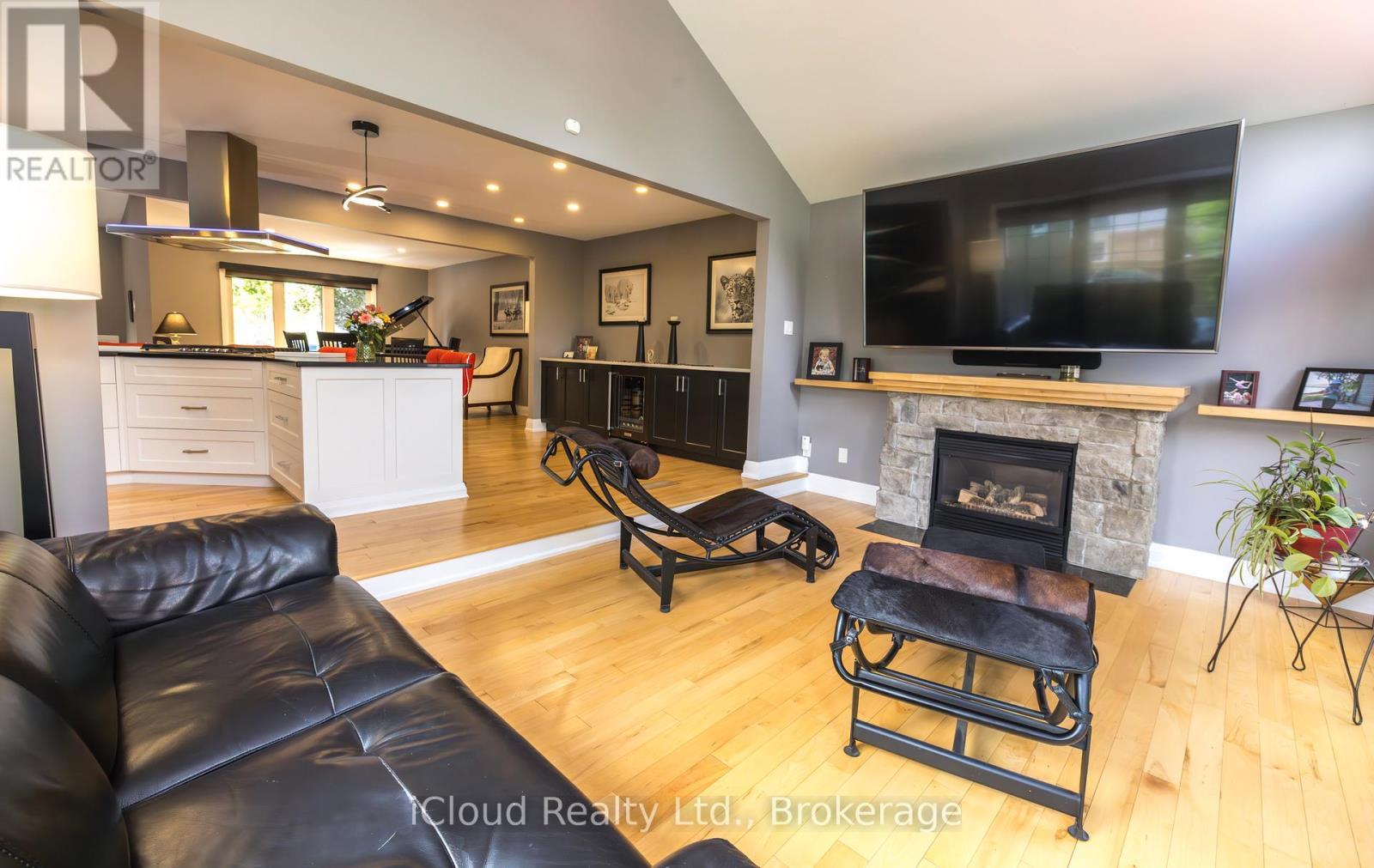 2183 Sandringham Drive, Burlington, ON - Indoor Photo Showing Living Room With Fireplace