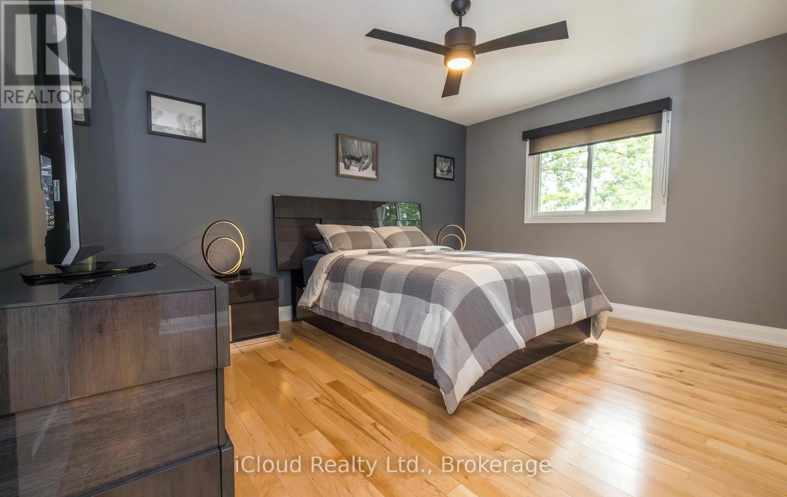 2183 Sandringham Drive, Burlington, ON - Indoor Photo Showing Bedroom