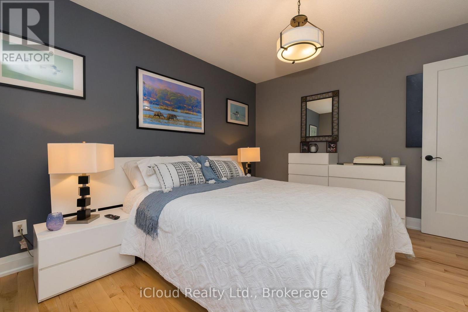 2183 Sandringham Drive, Burlington, ON - Indoor Photo Showing Bedroom