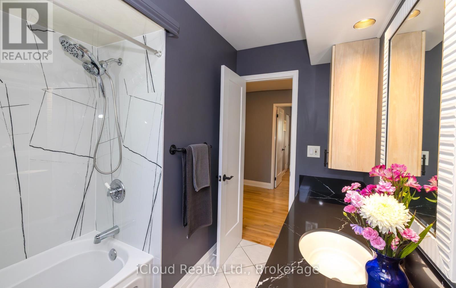 2183 Sandringham Drive, Burlington, ON - Indoor Photo Showing Bathroom