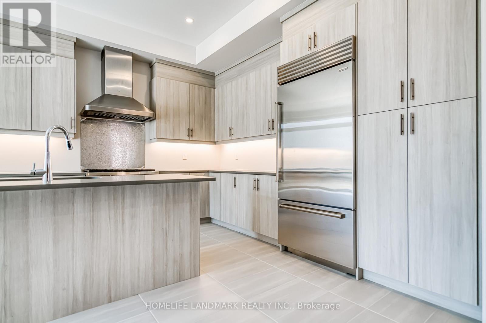 160 Winthrop Crescent, Vaughan, ON - Indoor Photo Showing Kitchen