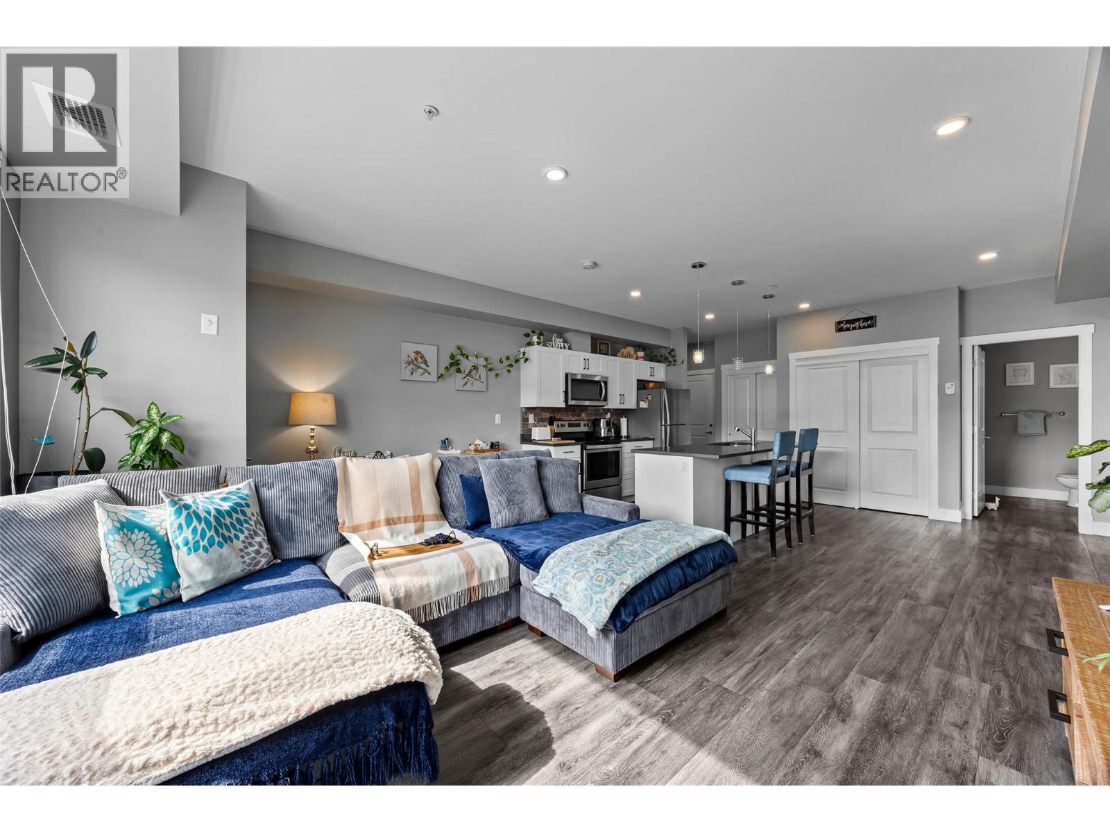280 Tranquille Road Unit# 511, Kamloops, BC - Indoor Photo Showing Living Room