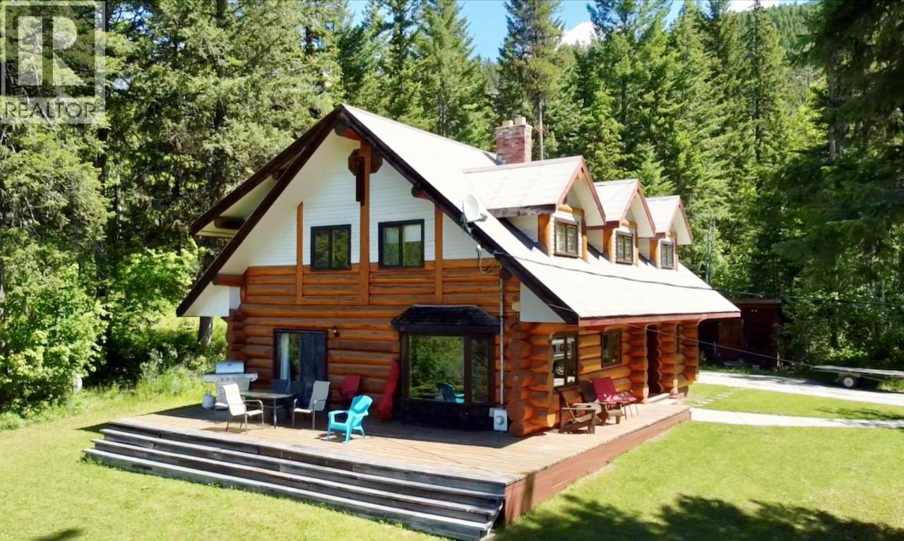 1445 Black Bear Drive, Golden, BC - Outdoor With Exterior