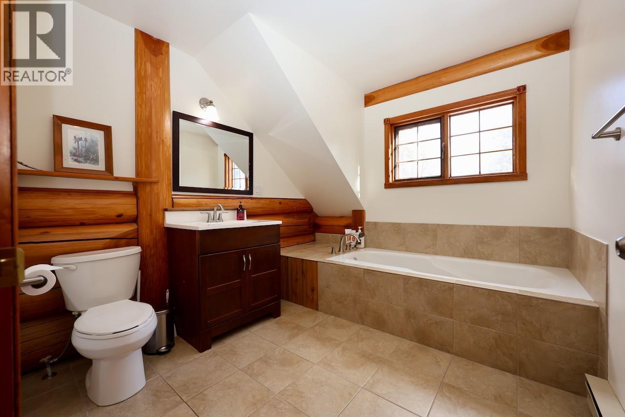1445 Black Bear Drive, Golden, BC - Indoor Photo Showing Bathroom