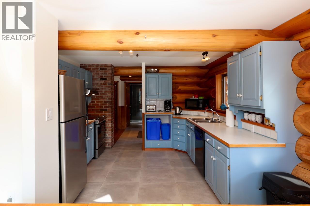 1445 Black Bear Drive, Golden, BC - Indoor Photo Showing Kitchen With Double Sink