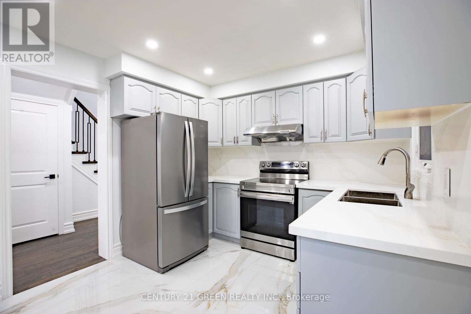 3012 Olympus Mews, Mississauga, ON - Indoor Photo Showing Kitchen With Double Sink With Upgraded Kitchen