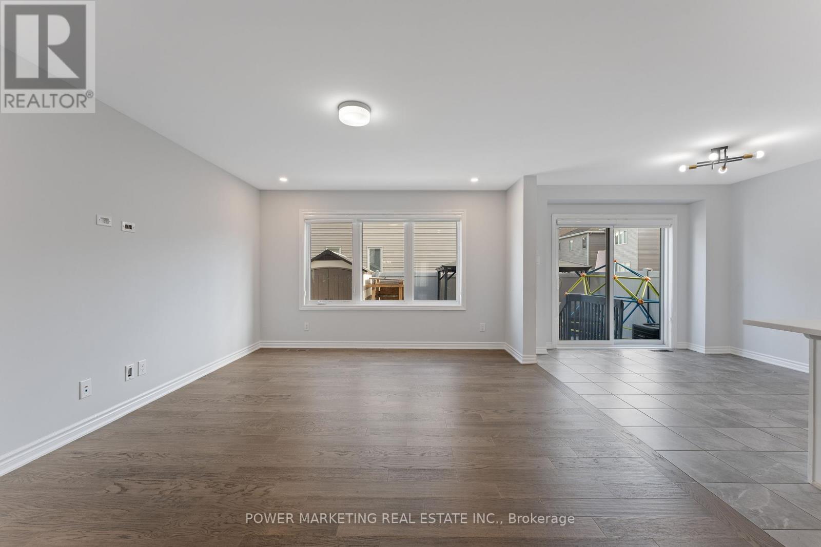 815 Henslows Circle, Ottawa, ON - Indoor Photo Showing Living Room