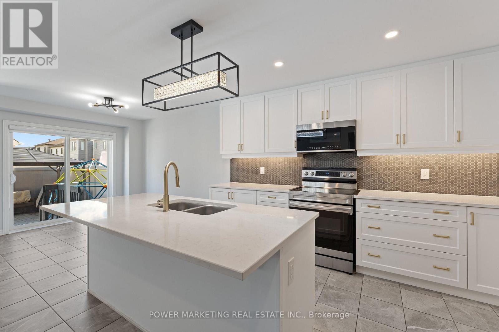 815 Henslows Circle, Ottawa, ON - Indoor Photo Showing Kitchen With Double Sink