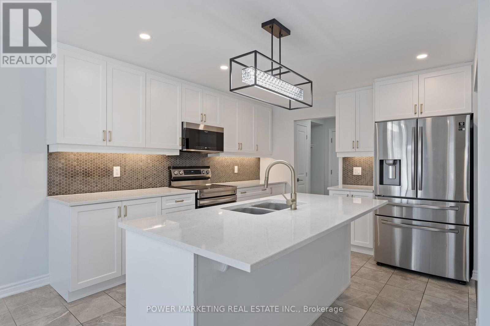 815 Henslows Circle, Ottawa, ON - Indoor Photo Showing Kitchen With Double Sink With Upgraded Kitchen