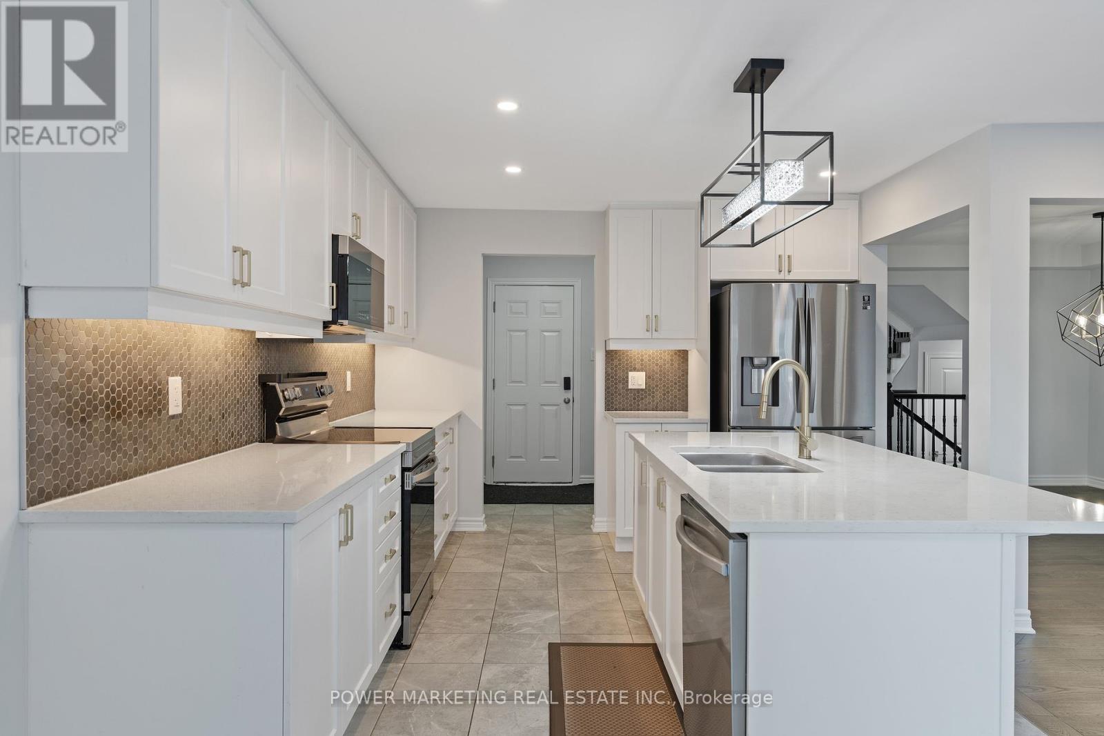 815 Henslows Circle, Ottawa, ON - Indoor Photo Showing Kitchen With Double Sink With Upgraded Kitchen