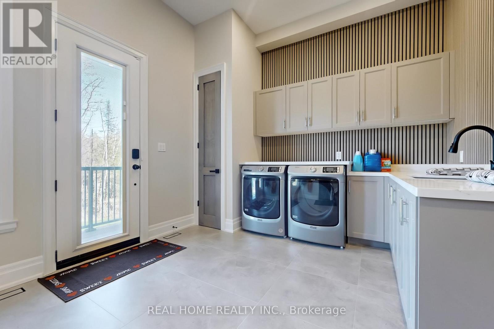 mudroom/laundry - 8 Knowles Crescent, Seguin, ON - Indoor Photo Showing Laundry Room