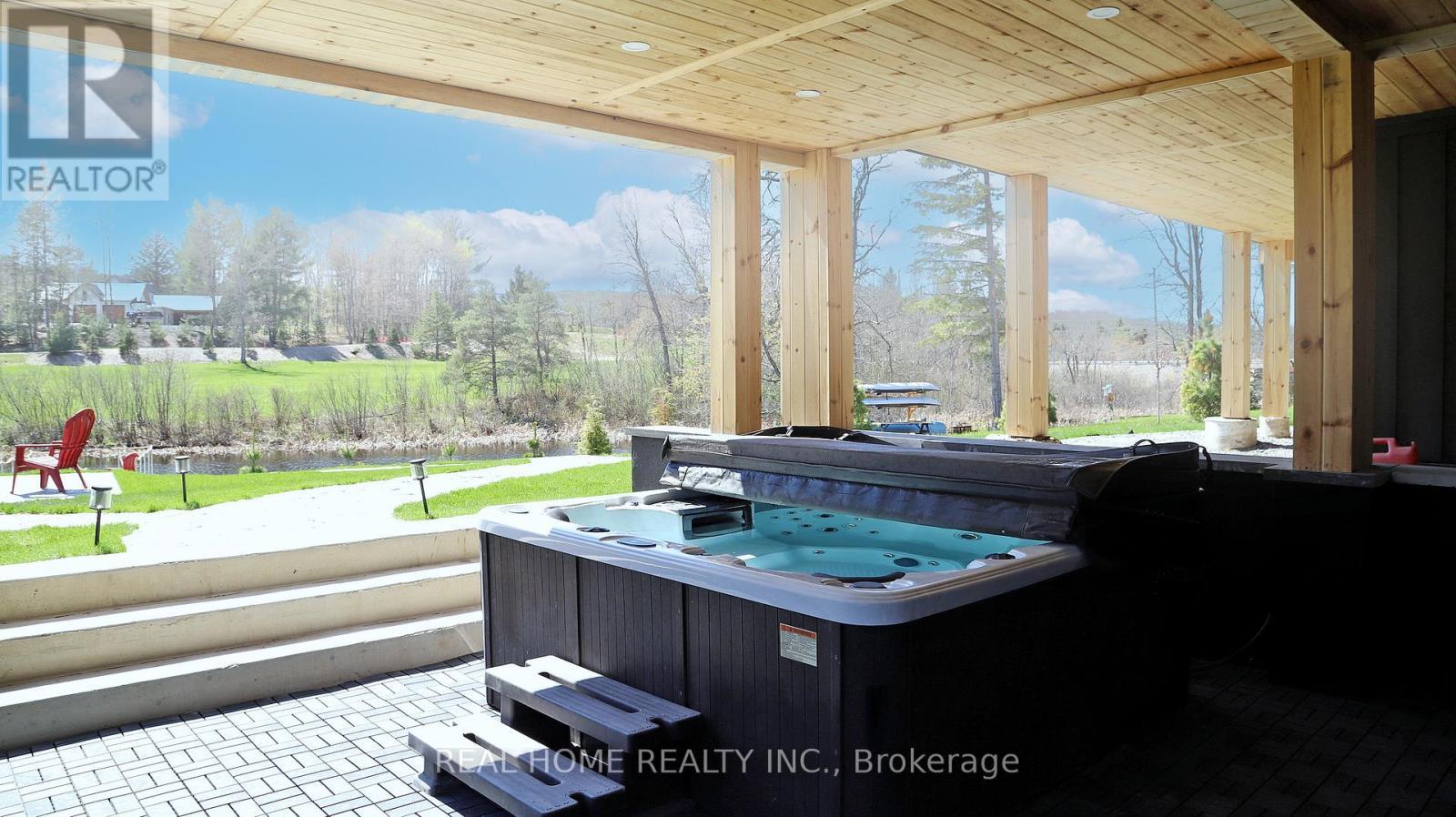 ground level hot tub - 8 Knowles Crescent, Seguin, ON -