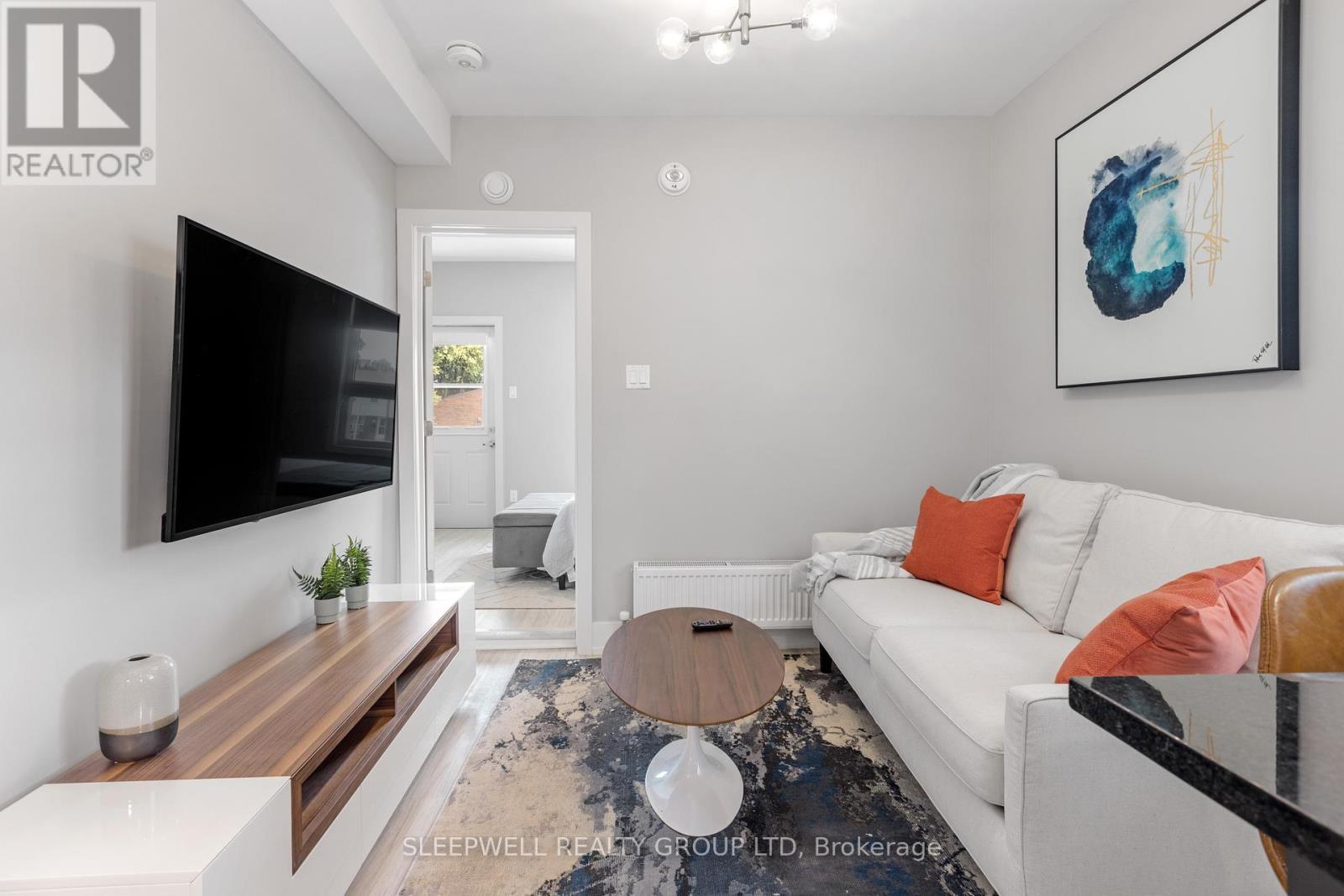 46 Nelson Street, Ottawa, ON - Indoor Photo Showing Living Room