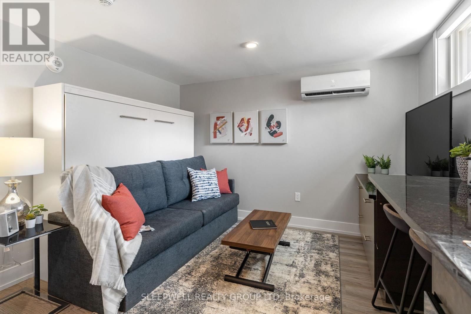 46 Nelson Street, Ottawa, ON - Indoor Photo Showing Living Room