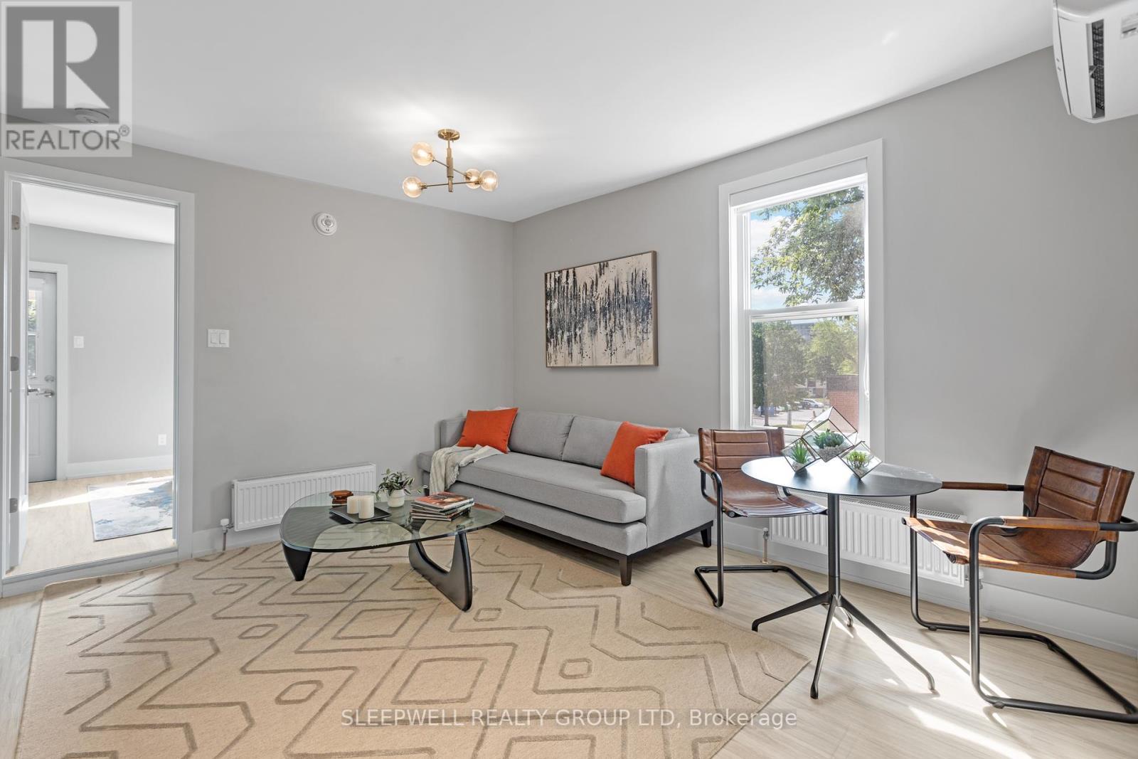 46 Nelson Street, Ottawa, ON - Indoor Photo Showing Living Room