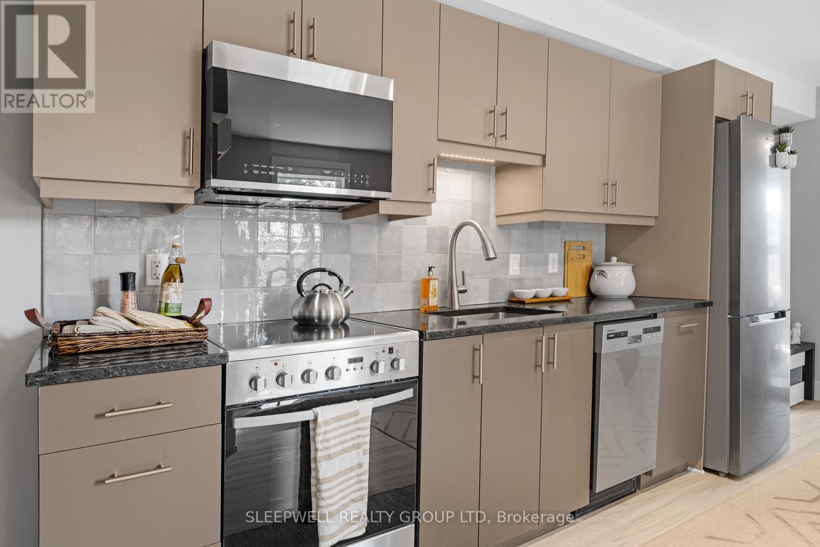 46 Nelson Street, Ottawa, ON - Indoor Photo Showing Kitchen With Upgraded Kitchen