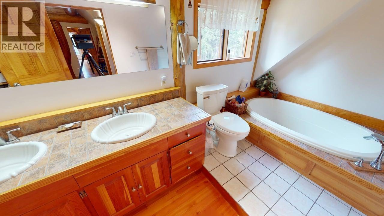 6419 Lambley Road, 100 Mile House, BC - Indoor Photo Showing Bathroom