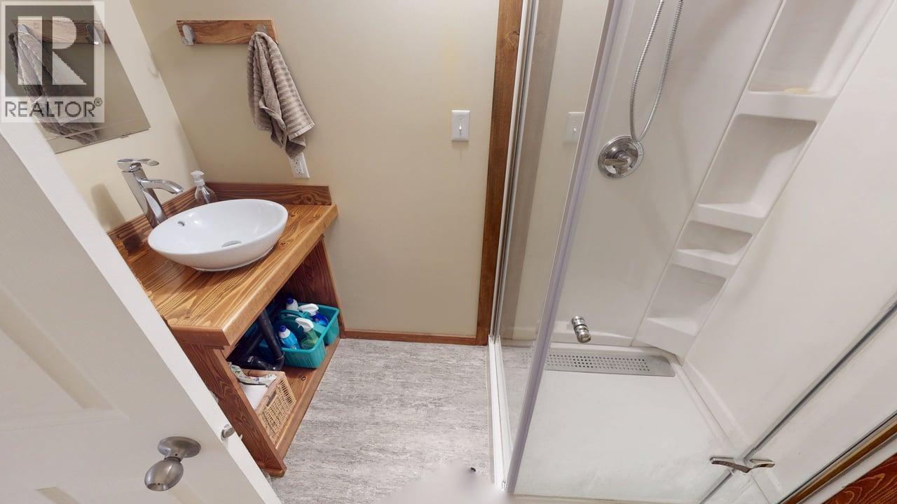 6419 Lambley Road, 100 Mile House, BC - Indoor Photo Showing Bathroom