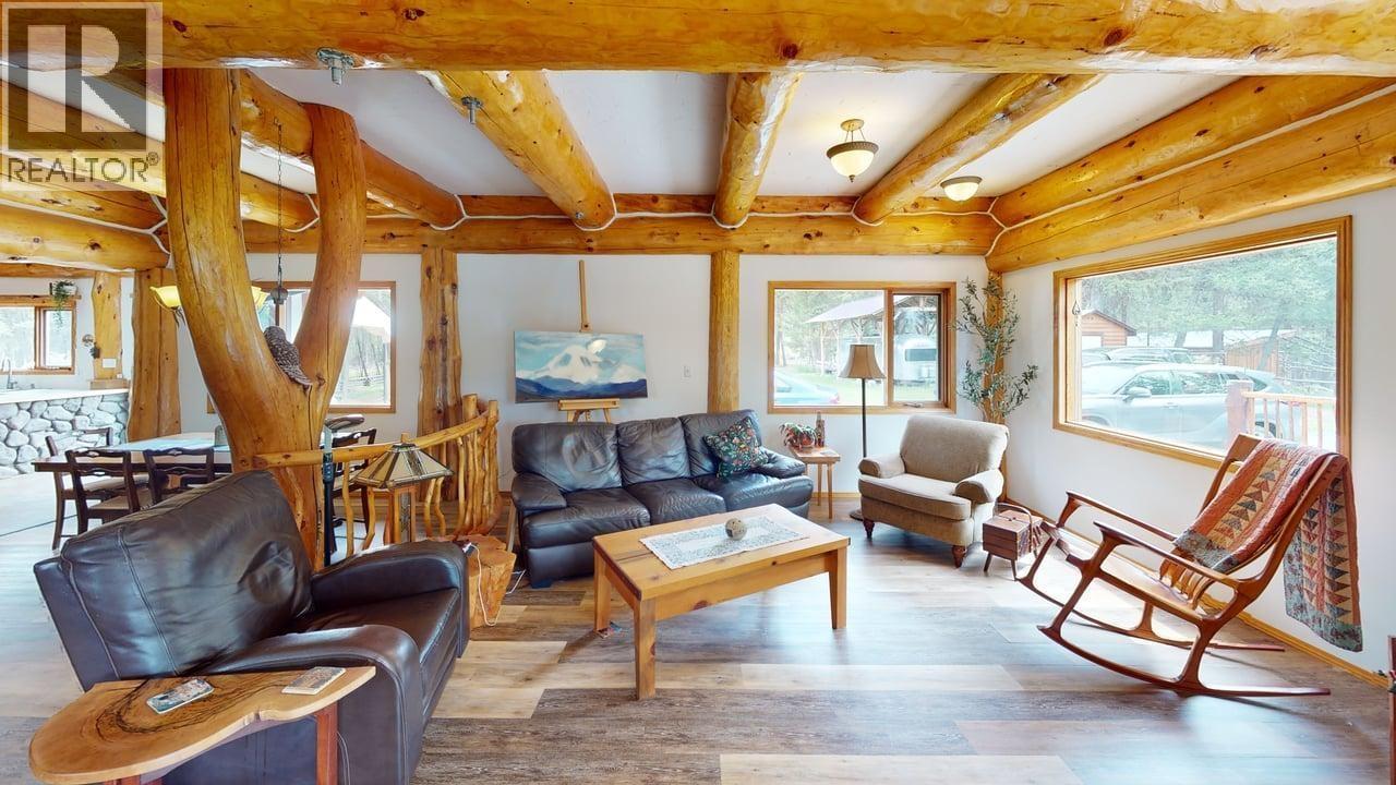 6419 Lambley Road, 100 Mile House, BC - Indoor Photo Showing Living Room