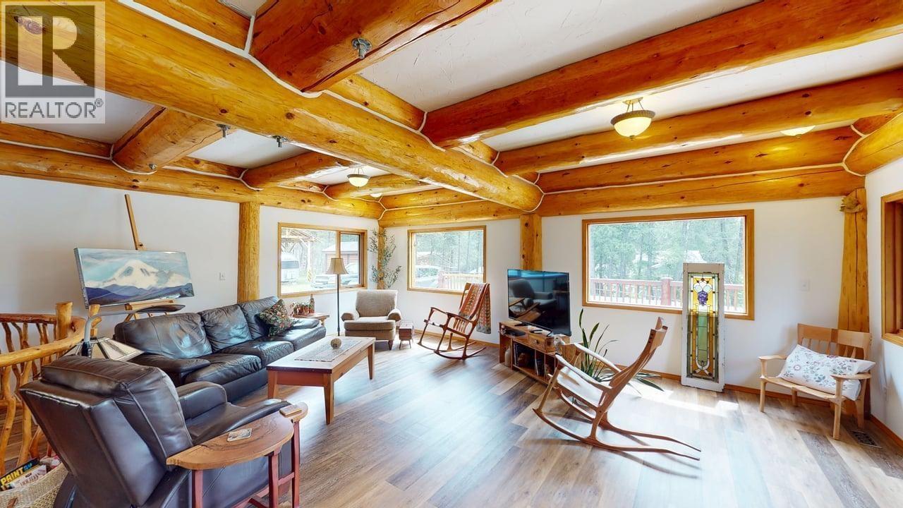 6419 Lambley Road, 100 Mile House, BC - Indoor Photo Showing Living Room