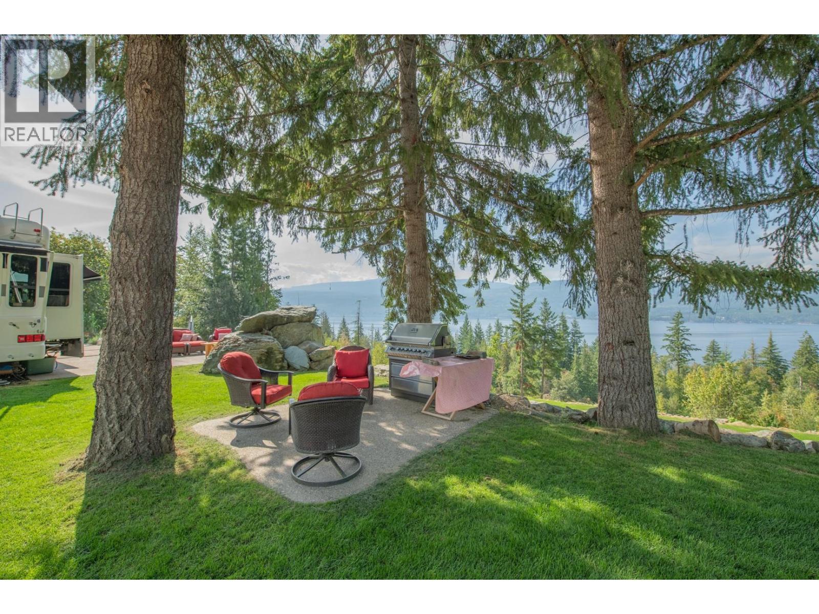 7500 Lonneke Trail, Anglemont, BC - Outdoor