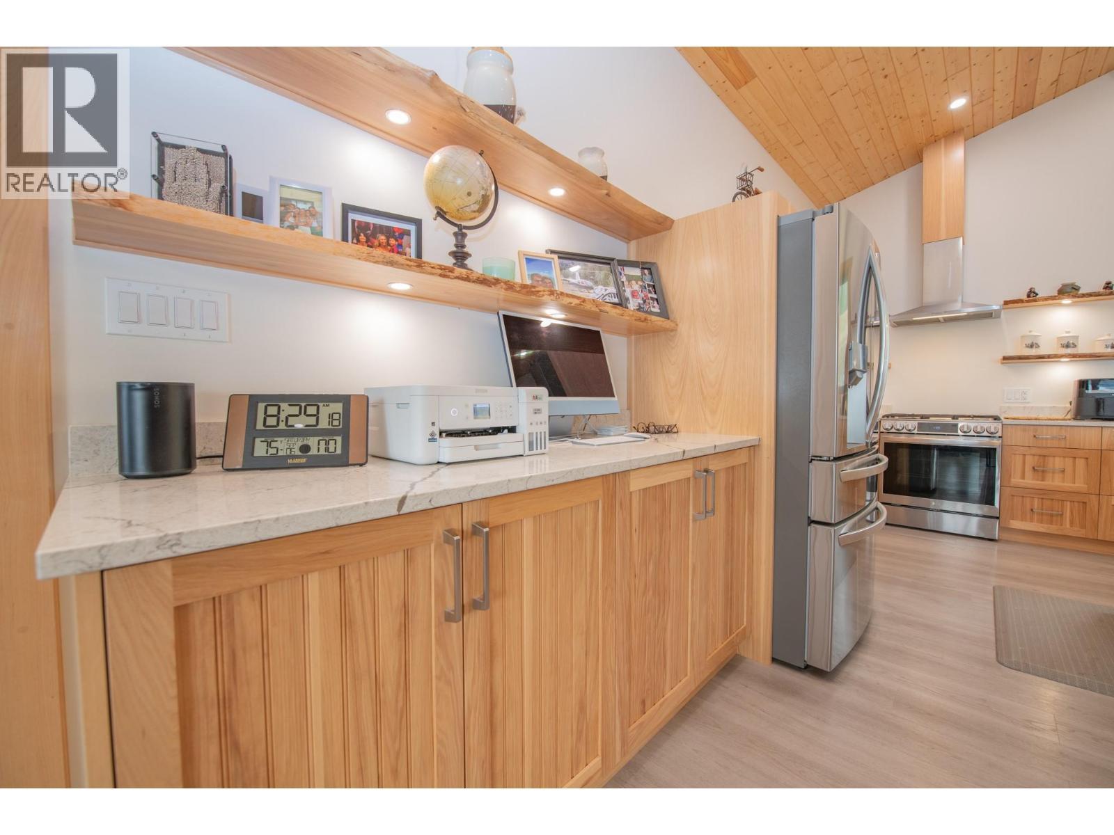7500 Lonneke Trail, Anglemont, BC - Indoor Photo Showing Kitchen