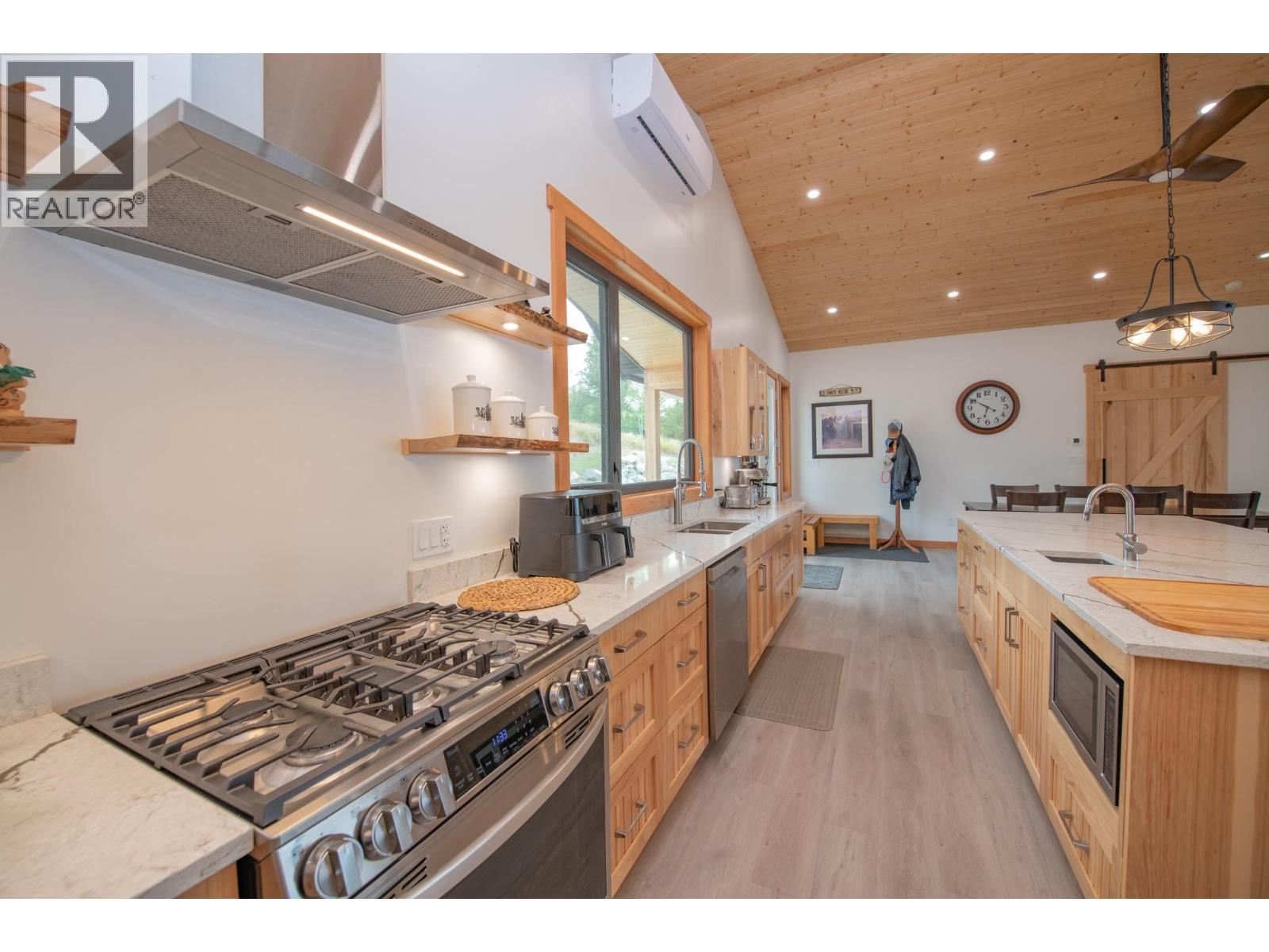 7500 Lonneke Trail, Anglemont, BC - Indoor Photo Showing Kitchen